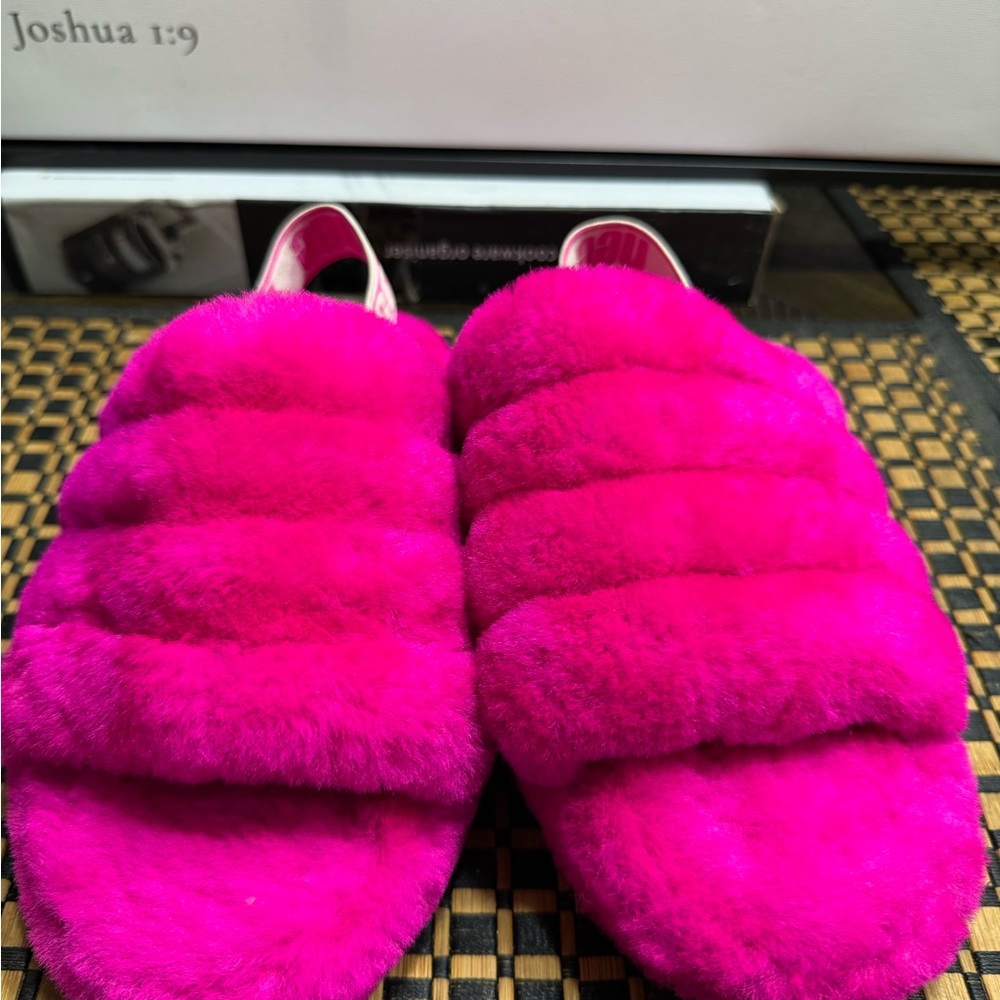 UGG Girls Fuzzy Pink Slippers SZ 1 - Box 12